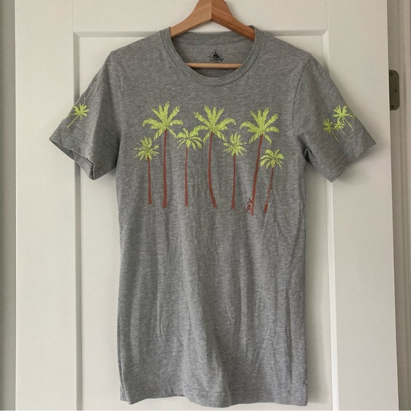 Disney Brand T-Shirt Palm Trees and Mickey ☁️✨🏰🌴 Unisex - Picture 1 of 5